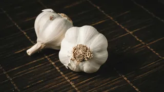 Woman Shares Impressive Garlic Peeling Hack; Desis Declare It A ‘Fail’ For Indian Garlic | Viral Video